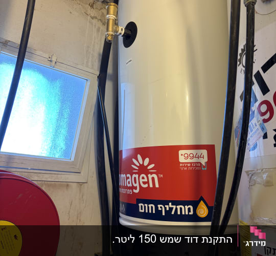 מחמם מים עם צינורות וחיבורים בחדר שירות